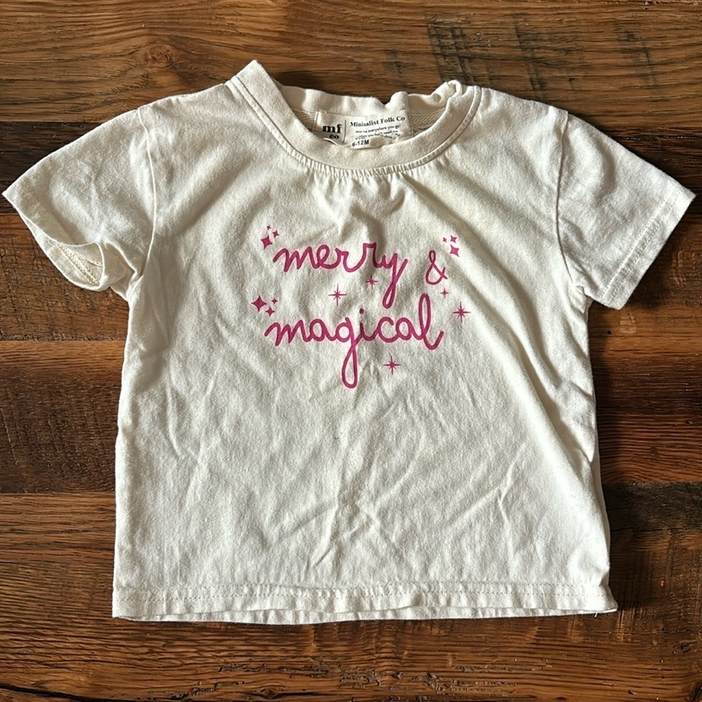 Minimalist Folk co bamboo tee merry & magical 6-12 months ✨